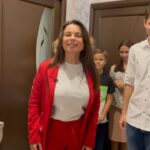 Natalya Korolyova Instagram - Почему мой марафон «Стань Королёвой» платный и что он для меня значит? ⠀ Для меня «Стань Королёвой» - это не просто домашние рецепты и зарядка. А то, что действительно работает и делает мой организм молодым, здоровым и активным. Я перепробовала много советов и методов, среди которых нашла их (а многие знают, что это, как искать иголку в стогу сена). И, конечно, все это объединяет опыт моих врачей-специалистов. ⠀ Поэтому для меня важно поделиться этим всем с теми, кому это будет действительно ценно и важно. Даже символическая плата за участие объединит тех, для кого мои советы и техники будет по-настоящему интересны. А я, в свою очередь, уверена, что вы останетесь довольны марафоном🔥 ⠀ Ещё одной из причин, которая будет для многих важной - я решила сделать марафон благотворительным. Не люблю рассказывать о добрых делах, которые делаю. Считаю, что это делается скромно и без афиширования другим. Но в этот раз, вы примите прямое участие в этом, поэтому делюсь⬇️ Знакомьтесь это Олег @kamenskiy_o В том году я увидела у своей приятельницы @galinateryaeva пост про замечательного мальчика из многодетной семьи, который очень хотел стать актёром. Я помогла ему с поступлением и обучением! А сейчас вы тоже примите участие в этом участие . Все собранные средства за марафон Пойдут на оплату его учебного года в институте. Все участники сделают вклад в обучение этого парня. Кто ещё не с нами - жду вас по ссылке в шапке профиля❤️#марафон #красота #здоровье #молодость #успех #мечта ⠀