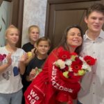 Natalya Korolyova Instagram - Благие дела и инфошум. Я всегда жила и живу по принципу - если есть возможность, надо отдавать и помогать. И мои близкие знают, как активно я помогаю разным людям: и на лечение, и для детишек… Прошлые выходные я провела в гостях у удивительных людей, дружной семьи, где царит любовь и уважение, где Мама с Папой дарят заботу и ласку всем свои деткам, не разделяя их на родных по крови и приёмных. Интернет помог нам познакомиться: когда-то моя знакомая разместила на своей страничке пост - историю о талантливом парнишке, который мечтал связать свою жизнь с актерской профессией, и с просьбой пообщаться с парнем, посмотреть профессионально, стоит ему этим заниматься или нет. Я, как человек неравнодушный и помогающий, откликнулась на этот пост, пообщалась с ним и порекомендовала попытаться поступить в ГИТИС. Он успешно прошёл испытания и поступил на внебюджет. Но семья себе не может позволить оплачивать его обучение. Поэтому я учредила степендию имени Наташи Королёвой, и деньги, полученные в передаче «Секрет на миллион» @secretnamillion_ntv , тоже пошли адресно на оплату его обучения. А тем временем со всех сторон летят мнения и комментарии диванных «экспертов»: «Да, это всё хайп!», «Достала эта странная парочка», «А куда вы потратили кучу денег, выигранную в передаче «Секрет на миллион»?» - 🤦🏻‍♀️🤷🏻‍♀️ так случилось, что по бОльшей части плохие новости, агрессивные и злые комментарии находят своё место в инфопотоке и ещё к бОльшему сожалению - люди их подхватывают, слушают с интересом и слепо в них верят. Тем не менее, я твёрдо убеждена в том, что такие непопулярные темы как благотворительность и помощь должны освещаться, а не умалчиваться, следуя какому-то странному принципу «добро надо делать тихо». Нет, не тихо. Мы сами должны наполнять пространство добром и благими вестями. Пусть этот пост станет частичкой добрых новостей. Берегите ваши сердца и души! Творите #добро ! @severianova.ekaterina @kamenskiy_oleg #семья #любовь Подольский район