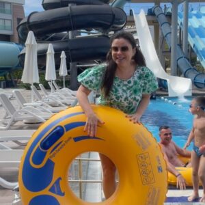 Natalya Korolyova Instagram - all inclusive это всегда лишние КГ ! А в нашем отеле @kirmanbelazurhotel кормят очень вкусно , поэтому спасаю фигуру в аквазоне! Отличные бассейны в @kirmanhotels #аквапарк , #аквааэробика помогают мне держать форму !!! #турция #отдых #семья #девичник #наташакоролева