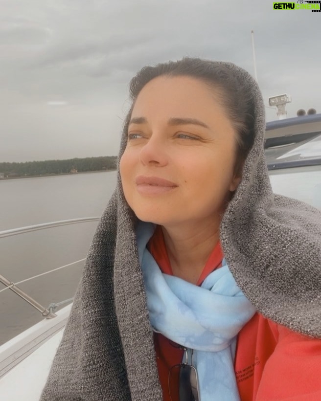 Natalya Korolyova Instagram - У природы нет плохой погоды , и дождь не помеха для хорошего настроения !!! Улыбнитесь ! 💋 #пятница #наташакоролева #символюности