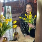 Natalya Korolyova Instagram - Снимаем кино 🎥 ! Роль сложная , очень 😂!Играю Наташу Королёву из прошлого , ну вообщем в свои 48 надо перевоплотиться в 16 !!! Вадюня @vadimandreevmakeup сильно старался вернуть мне молодость? Получилось ? #наташакоролёва #молодость #90s #желтыетюльпаны #символюности 1930 Moscow