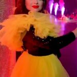 Natalya Korolyova Instagram - 11 марта. Кремль. Моё юбилейное шоу «Символ юности» и полный солд-аут: шесть тысяч зрителей, шесть тысяч горячих сердец! Наши теплые, искренние объятия настоящего счастья еще будут долго согревать нас. Я благодарю Петра Михайловича Шаболтая и всю профессиональную команду государственного кремлевского дворца за безупречную организацию концерта, моих любимых друзей @fkirkorov @idadostman @olesyabos @mr.alexsparrow @turetsky.me @katyagordon @germantitov_official @vshelyagova @alladukhovaofficial @todes_official , а также мою семью @tarzan_official и @grek_grex за вашу поддержку в этот важный для меня день. Отдельные слова благодарности моей самой лучшей команде #банадакоролевой и моему бессменному директору, автору песен, богине света и надежному плечу @marinochkanarinskaya ❤️Этот год мы открыли нашей новой программой. Программа, которая составлена вместе с вами. Программа, которая создает особое, бомбическое настроение и заряжает всех сумасшедшей энергией! Следите за афишей и приходите на наше шоу в своем городе. Я с нетерпением жду встречу с вами, мои дорогие поклонники! Наполняя сердца любовью, мы с вами точно сделаем этот мир хотя бы на чуточку лучше Всегда ваша, Наташа Королева #символюности #наташакоролева #обнимутебясчастьем. Видео от @rrfoto Руслик ты лучший Государственный Кремлёвский Дворец