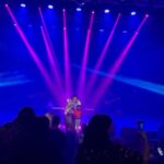 Natalya Korolyova Instagram - Даже в самые сложные времена, случаются волшебные и заветные чудеса🎄 Буквально вчера я вернулась из гостеприимной Махачкалы, где на моем концерте замечательный малыш Мухаммад @muhammad_dobro подарил мне самый дорогой для меня и всех вас, дорогие мои подписчики, солнечный букет. Слёзы счастья наворачиваются на глаза, когда понимаешь, что это мы с вами спасли ему жизнь.А ведь диагноз и прогноз был очень неутешительный. Но мы смогли! Болезнь отступила !Спасибо всем кто откликнулся и помог маме Мухаммада собрать нужную сумму на лечение ! Жизнь продолжается! И помните, маленькие благие дела делают чудеса !!! Спасибо за эту невероятную встречу @dagartconcert 🎄🎄🎄