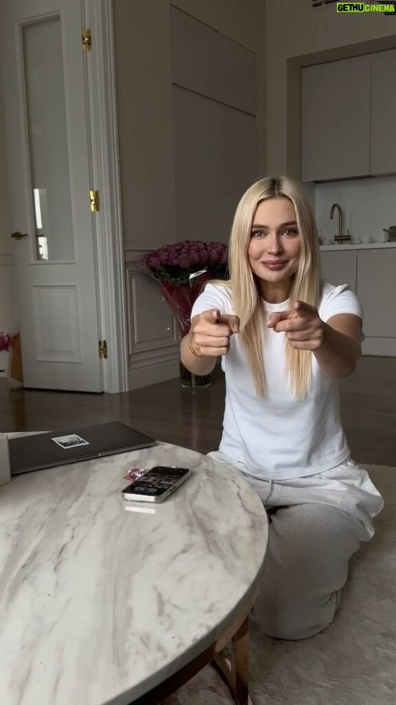 Natalya Rudova Instagram - К праздникам готова! А вы? На Яндекс Маркете можете купить подарки всем-всем в сплит 006!
