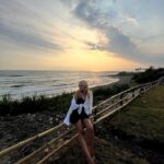 Natalya Rudova Instagram - «Хвала — безумцам! Бунтарям, смутьянам, неудачникам; тем, кто всегда некстати и невпопад. Тем, кто видит мир иначе. Они не соблюдают правила. Смеются над устоями. Можно цитировать их, спорить с ними, прославлять или проклинать их. Но только игнорировать их невозможно. Ведь они несут перемены. Толкают человечество вперед. И пусть говорит кто-то: безумцы, мы говорим: гении. Ведь только безумец верит, что может изменить мир, — и потому меняет его.» Стив Джобс P.s( пожалуй одно из самых красивых моих фото, без фильтров и фотошопа😻. Природа-потрясающая❤️) Bali, Indonesia