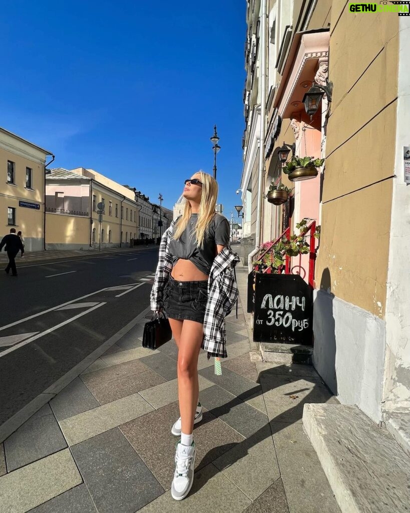 Natalya Rudova Instagram - Никогда не думала что скажу эту фразу - «Какая красивая Осень (лето)»💔 Кайфую каждый день🧜🏻‍♀️