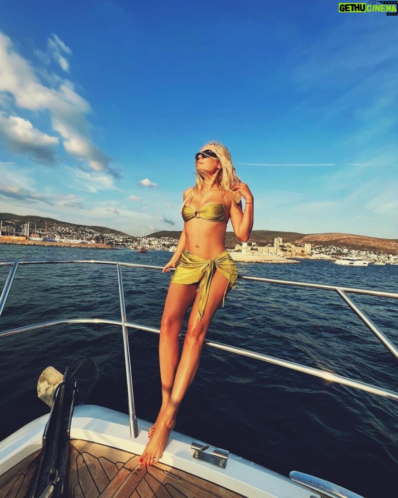 Natalya Rudova Instagram - Моя самая большая любовь на земле❤️ Мое Море💔