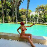 Natalya Rudova Instagram - Если вы мечтаете об уединении, на территории отеля @sherwoodexclusive_kemer есть чудесные, новые, 2-х этажные виллы со своим садом и выходом к морю и с собственным бассейном. Все включено, охраняемая территория, аквапарк для детей , теннисный корт.Так же есть и номера и виллы поменьше с видом на сад или выходом к общему бассейну. Мне очень хорошо 🤪❤️ Sherwood Exclusive Kemer