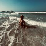 Natalya Rudova Instagram – Море обнимет, закопает в пески
Закинут рыболовы лески
Поймают в сети наши души
Прости меня, моя любовь..🖤