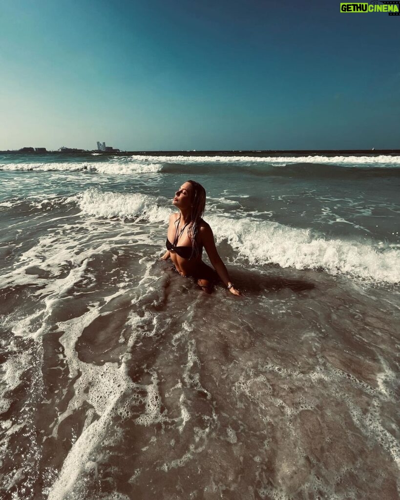 Natalya Rudova Instagram - Море обнимет, закопает в пески Закинут рыболовы лески Поймают в сети наши души Прости меня, моя любовь..🖤