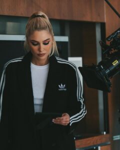 Natalya Rudova Instagram - «Жизнь по вызову 2»🎬 Всем спасибо , сьемки закончились🎬🐈‍⬛ Не могу не поделиться этими шикарными кадрами.