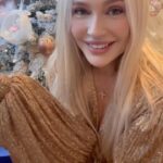 Natalya Rudova Instagram - Если вы еще не придумали, что дарить себе и своим близким, у ЛЭТУАЛЬ есть решение —дарите красоту! В преддверии Нового года во всех магазинах @letoile_official вас ждут скидки до 50% на совершенно всё для вашего праздничного настроения. Для себя и родных я заказала подарочный набор от бренда SODA, крем-умывалку от ELEMIS, спрей-сыворотку с трюфелем от D’Alba и масочку от GREEN SKINCARE 🤍 Кстати, если совсем не знаете, что дарить, в ЛЭТУАЛЬ есть подарочные сертификаты номиналом от 500 до 15 000₽ 🤍