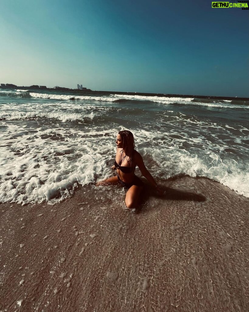 Natalya Rudova Instagram - Море обнимет, закопает в пески Закинут рыболовы лески Поймают в сети наши души Прости меня, моя любовь..🖤