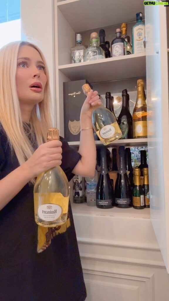 Natalya Rudova Instagram - Когда обсуждаете с подружкой сколько брать бутылок шампанского на 8-е марта😂😂💃💃 Всех с 8-м Марта❤️