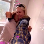 Natalya Rudova Instagram - Я подарила Маме квартиру!!!!😻 Я мечтала об этом с 12-ти лет! Мне было 12 лет когда мы остались без собственного жилья. И очень много лет мы скитались по сьемным квартирам и комнатам. Одна из самых моих больших мечт сбылась! Не передать словами что это значит для Мамы и для моей семьи! Мамуля теперь МАсквичка!🤪Спасибо Богу и всем кто в меня верит! Люблю❤️ Теперь о самом страшном, меня ждет ремонт😂😂😂👌 Я делала 2 ремонта в жизни и это 3-й ,и надеюсь сама я их больше делать не буду😂🙈 Так что принимаю поздравления ииии плитку, сантехнику, стройматериалы и мебель,В ДАР!АХАААХААА😂😂😂🙈