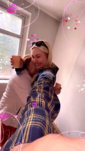 Natalya Rudova Instagram - Я подарила Маме квартиру!!!!😻 Я мечтала об этом с 12-ти лет! Мне было 12 лет когда мы остались без собственного жилья. И очень много лет мы скитались по сьемным квартирам и комнатам. Одна из самых моих больших мечт сбылась! Не передать словами что это значит для Мамы и для моей семьи! Мамуля теперь МАсквичка!🤪Спасибо Богу и всем кто в меня верит! Люблю❤️ Теперь о самом страшном, меня ждет ремонт😂😂😂👌 Я делала 2 ремонта в жизни и это 3-й ,и надеюсь сама я их больше делать не буду😂🙈 Так что принимаю поздравления ииии плитку, сантехнику, стройматериалы и мебель,В ДАР!АХАААХААА😂😂😂🙈