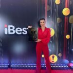 Nathalia Arcuri Instagram - Ontem foi um dia muito especial, recebi pela quarta vez consecutiva o Prêmio Ibest de Melhor Influenciadora de Investimentos do Brasil, pelo VOTO POPULAR. Há nove anos, quando comecei essa jornada, poucos acreditavam que seria possível democratizar o acesso às finanças. Hoje, olho para trás e vejo não apenas uma conquista pessoal, mas uma vitória coletiva, uma transformação que alcançamos juntos. O acesso a esse conhecimento é uma ferramenta poderosa, capaz de salvar mulheres em situação de abuso, amparar pessoas em situação de vulnerabilidade e proporcionar a qualquer pessoa a chance de ser dona do seu próprio dinheiro. Eu sou uma das poucas mulheres desse universo e é com muito orgulho que eu capinei muito o mato e plantei o mato pra que muitas pessoas pudessem passar por ele hoje. E isso é feito com MUITA responsabilidade. Quando eu criei o blog lá atrás, eu defini algo importante e que o time segue até hoje. A ideia é simples, mas poderosa: queremos que cada mensagem, post e vídeo que criamos transforme positivamente quem os recebe. Essa mentalidade guia a produção de todo o nosso conteúdo, acreditando que cada parte contribui para fazer do mundo um lugar melhor. A Me Poupe! cresceu e está ganhando vida própria, novas vozes, novos professores, novos tipos de conteúdo, mas a essência, a responsabilidade e o jeito de ensinar Me Poupe! continua o mesmo. Eu represento um time inteiro de Me Pouplayers, que tornaram esse sonho possível e que estão construindo algo ainda maior que vai ampliar ainda mais a missão da desf*dência nacional. Minha profunda gratidão a cada um de vocês, que sempre apoiaram e depositaram confiança no meu trabalho e do time Me Poupe! e por acreditarem que a educação é o caminho para sermos livres. Escrevo estas palavras com lágrimas nos olhos e o coração vibrando de felicidade, pois sei que essa conquista é NOSSA, é da Nação Me Poupeira! e é o símbolo de que aprender finanças não precisa ser chato, pode ser divertido, pode ser Me Poupe! O conhecimento liberta e é a ferramenta principal para colocar o poder do dinheiro nas mãos de todas as pessoas💜