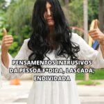 Nathalia Arcuri Instagram - Pensamentos intrusivos… mais conhecidos como a Samara que saiu do fundo do poço pra aterrorizar o seu bolso 🫠 MAS CALMA: existe luz no fim do túnel (ou do poço)! No próximo domingo (31/03) termina o prazo para o Programa Desenrola Brasil, uma iniciativa do Governo para ajudar você a limpar o seu nome através da renegociação de dívidas não pagas. Pra você participar, tem que seguir algumas regras: ✅Pessoa física com renda bruta mensal de até 2 (dois) salários-mínimos OU que estejam inscritos no Cadastro Único para Programas Sociais do Governo Federal (CadÚnico); ✅ O programa é válido para dívidas que tenham sido negativadas de 2019 a 2022; ✅ O valor das dívidas atualizado não pode ser maior do que R$20 mil. As negociações pelo site vão até dia 31/03. Mas até quinta-feira (28/03) você consegue renegociar diretamente nas agências dos Correios. Basta levar seus documentos pessoais e pagar uma tarifa de R$ 4,20! Quer entender melhor como esse programa pode ajudar você? Já clica no link da bio e vem ver comigo o vídeo que saiu no canal da Me Poupe! - com a ilustre participação da Samara. Não, isso não é uma PUBLI, é utilidade pública mesmo! E se você não tá fodid*, envia pra sua amiga ou amigo que tá devendo até as calças!