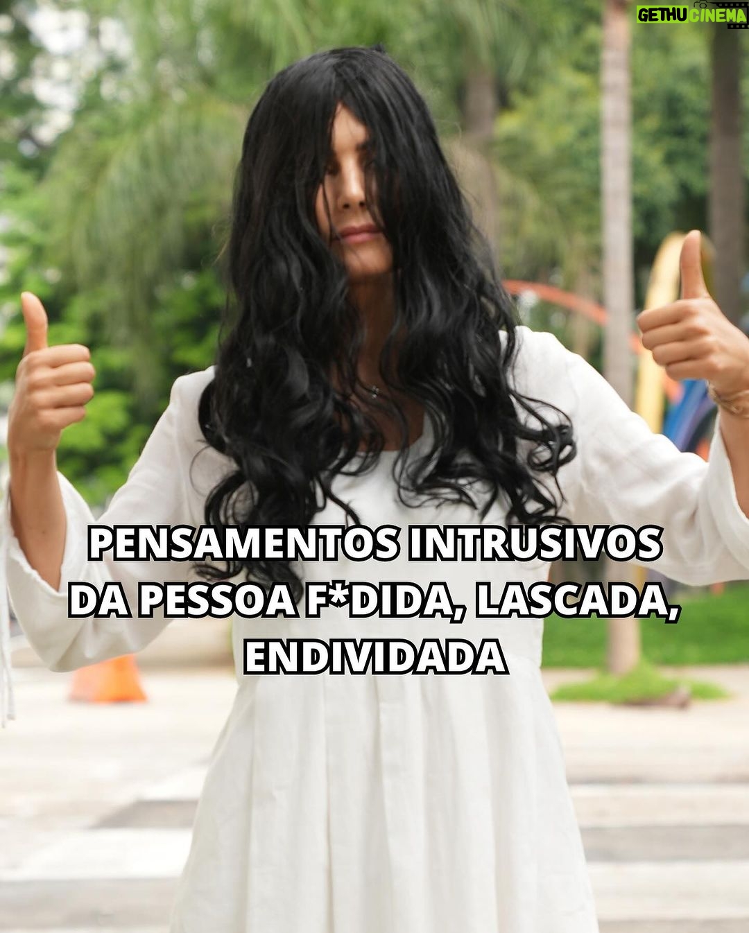 Nathalia Arcuri Instagram - Pensamentos intrusivos… mais conhecidos como a Samara que saiu do fundo do poço pra aterrorizar o seu bolso 🫠 MAS CALMA: existe luz no fim do túnel (ou do poço)! No próximo domingo (31/03) termina o prazo para o Programa Desenrola Brasil, uma iniciativa do Governo para ajudar você a limpar o seu nome através da renegociação de dívidas não pagas. Pra você participar, tem que seguir algumas regras: ✅Pessoa física com renda bruta mensal de até 2 (dois) salários-mínimos OU que estejam inscritos no Cadastro Único para Programas Sociais do Governo Federal (CadÚnico); ✅ O programa é válido para dívidas que tenham sido negativadas de 2019 a 2022; ✅ O valor das dívidas atualizado não pode ser maior do que R$20 mil. As negociações pelo site vão até dia 31/03. Mas até quinta-feira (28/03) você consegue renegociar diretamente nas agências dos Correios. Basta levar seus documentos pessoais e pagar uma tarifa de R$ 4,20! Quer entender melhor como esse programa pode ajudar você? Já clica no link da bio e vem ver comigo o vídeo que saiu no canal da Me Poupe! - com a ilustre participação da Samara. Não, isso não é uma PUBLI, é utilidade pública mesmo! E se você não tá fodid*, envia pra sua amiga ou amigo que tá devendo até as calças!