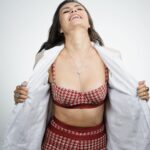 Nathalia Arcuri Instagram - Mulher é guerreira. Ser guerreira significa que todo dia é dia de LUTA. E falando sobre ontem, o Dia da Mulher, foi um momento de reflexão e de agradecimento por todas as mulheres que abriram os caminhos para nós, desde Mary Wollstonecraft pregando os primórdios do que viria a ser o feminismo, passando Lélia Gonzalez, Bell Hooks, eu, você, nossas mães, avós, tias, enfim. Todas que nos tornaram fortes e tiveram forças pra transformar o mundo. Se hoje temos o mínimo de autonomia sobre nosso bolso, nossos corpos e nossas decisões, foi porque muitas mulheres LUTARAM por isso. E precisamos dar continuidade a essa batalha todos os dias para que toda mulher possa ser LIVRE: ➡️para ir e vir ➡️para ser quem ela é ➡️para trabalhar com o que ela quiser ➡️para ocupar os espaços que ela quiser ➡️para amar quem ela quiser ➡️para ser ou não mãe ➡️para ser dona do seu dinheiro continue a lista nos comentários 👇 📸 fotógrafo: @claudiobelli ✨stylist: @tatis.teixeira