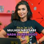 Nathalia Arcuri Instagram - MULHERES DE TODO BRASIL, REPITAM COMIGO: Eu sou incrível, dona da minha vida, dona do meu próprio negócio, tenho apoio de quem quer me apoiar e, se eu não sei, eu aprendo! 🗣️ Empreender no Brasil é um desafio diário. E, se você é mulher, esse desafio aumenta. A mulher empreendedora já enfrenta, naturalmente, mais obstáculos que os homens empreendedores. E, além disso, tem que responder perguntas indelicadas e ouvir opinião que não pediu e que têm a ver apenas com o fato dela ser mulher! “Mas se ficarem enchendo o saco é só mandar todo mundo pra aquele lugar, Nath 🗣️” Olha, não é como se isso resolvesse nossos problemas (dá uma aliviada). Mas a questão aqui é que não somos obrigadas a ficar ouvindo esse tipo de frase ou questionamento recheados de preconceito. Enfrentamos, muitas vezes, uma jornada quádrupla ao termos que nos dividir entre: cuidar da casa, da família, de nós mesmas e do nosso negócio. E é importante lembrar que muitas mulheres empreendem não só pra ter sua autonomia financeira, mas também pra sair de relacionamentos abusivos ou sustentar sua família. Segundo o SEBRAE, em 2022, nós mulheres representamos 34,4% dos negócios do país. Desse número, leia-se: empregos gerados, projetos que ajudam a sociedade e inovação no mercado (mesmo dedicando 17% menos horas da jornada pra isso por conta de todas as responsabilidades da jornada quádrupla). Os dados são animadores. Cada vez mais a mulher está conquistando seu próprio espaço, mas, em contrapartida, ainda levaremos, em média, 300 anos* para atingir a igualdade entre os gêneros*. O que nos resta é não repetir esse tipo de discurso como os que eu trouxe aqui no post e sim ser mais grato por tantas mulheres que nos permitiram evoluir como seres humanos. A jornada do empreendedorismo é marcada por altos e baixos, mas é a resiliência das mulheres que a torna verdadeiramente extraordinária. 💪 *António Guterres, secretário-geral da ONU em reunião da comissão das Nações Unidas sobre a situação da mulher, em Nova Iorque (2023).