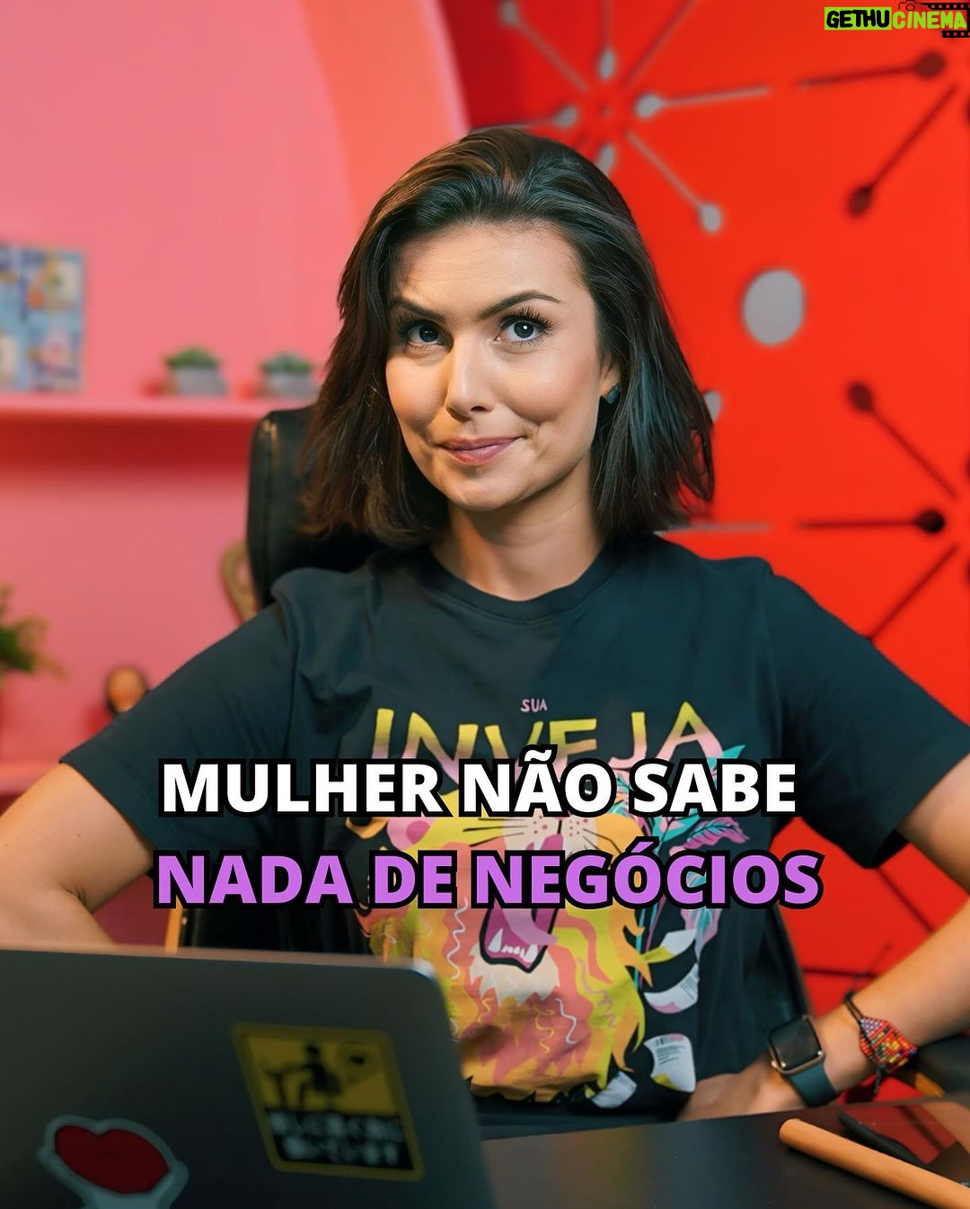 Nathalia Arcuri Instagram - MULHERES DE TODO BRASIL, REPITAM COMIGO: Eu sou incrível, dona da minha vida, dona do meu próprio negócio, tenho apoio de quem quer me apoiar e, se eu não sei, eu aprendo! 🗣️ Empreender no Brasil é um desafio diário. E, se você é mulher, esse desafio aumenta. A mulher empreendedora já enfrenta, naturalmente, mais obstáculos que os homens empreendedores. E, além disso, tem que responder perguntas indelicadas e ouvir opinião que não pediu e que têm a ver apenas com o fato dela ser mulher! “Mas se ficarem enchendo o saco é só mandar todo mundo pra aquele lugar, Nath 🗣️” Olha, não é como se isso resolvesse nossos problemas (dá uma aliviada). Mas a questão aqui é que não somos obrigadas a ficar ouvindo esse tipo de frase ou questionamento recheados de preconceito. Enfrentamos, muitas vezes, uma jornada quádrupla ao termos que nos dividir entre: cuidar da casa, da família, de nós mesmas e do nosso negócio. E é importante lembrar que muitas mulheres empreendem não só pra ter sua autonomia financeira, mas também pra sair de relacionamentos abusivos ou sustentar sua família. Segundo o SEBRAE, em 2022, nós mulheres representamos 34,4% dos negócios do país. Desse número, leia-se: empregos gerados, projetos que ajudam a sociedade e inovação no mercado (mesmo dedicando 17% menos horas da jornada pra isso por conta de todas as responsabilidades da jornada quádrupla). Os dados são animadores. Cada vez mais a mulher está conquistando seu próprio espaço, mas, em contrapartida, ainda levaremos, em média, 300 anos* para atingir a igualdade entre os gêneros*. O que nos resta é não repetir esse tipo de discurso como os que eu trouxe aqui no post e sim ser mais grato por tantas mulheres que nos permitiram evoluir como seres humanos. A jornada do empreendedorismo é marcada por altos e baixos, mas é a resiliência das mulheres que a torna verdadeiramente extraordinária. 💪 *António Guterres, secretário-geral da ONU em reunião da comissão das Nações Unidas sobre a situação da mulher, em Nova Iorque (2023).
