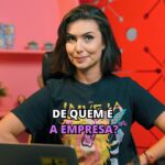 Nathalia Arcuri Instagram - MULHERES DE TODO BRASIL, REPITAM COMIGO: Eu sou incrível, dona da minha vida, dona do meu próprio negócio, tenho apoio de quem quer me apoiar e, se eu não sei, eu aprendo! 🗣️ Empreender no Brasil é um desafio diário. E, se você é mulher, esse desafio aumenta. A mulher empreendedora já enfrenta, naturalmente, mais obstáculos que os homens empreendedores. E, além disso, tem que responder perguntas indelicadas e ouvir opinião que não pediu e que têm a ver apenas com o fato dela ser mulher! “Mas se ficarem enchendo o saco é só mandar todo mundo pra aquele lugar, Nath 🗣️” Olha, não é como se isso resolvesse nossos problemas (dá uma aliviada). Mas a questão aqui é que não somos obrigadas a ficar ouvindo esse tipo de frase ou questionamento recheados de preconceito. Enfrentamos, muitas vezes, uma jornada quádrupla ao termos que nos dividir entre: cuidar da casa, da família, de nós mesmas e do nosso negócio. E é importante lembrar que muitas mulheres empreendem não só pra ter sua autonomia financeira, mas também pra sair de relacionamentos abusivos ou sustentar sua família. Segundo o SEBRAE, em 2022, nós mulheres representamos 34,4% dos negócios do país. Desse número, leia-se: empregos gerados, projetos que ajudam a sociedade e inovação no mercado (mesmo dedicando 17% menos horas da jornada pra isso por conta de todas as responsabilidades da jornada quádrupla). Os dados são animadores. Cada vez mais a mulher está conquistando seu próprio espaço, mas, em contrapartida, ainda levaremos, em média, 300 anos* para atingir a igualdade entre os gêneros*. O que nos resta é não repetir esse tipo de discurso como os que eu trouxe aqui no post e sim ser mais grato por tantas mulheres que nos permitiram evoluir como seres humanos. A jornada do empreendedorismo é marcada por altos e baixos, mas é a resiliência das mulheres que a torna verdadeiramente extraordinária. 💪 *António Guterres, secretário-geral da ONU em reunião da comissão das Nações Unidas sobre a situação da mulher, em Nova Iorque (2023).