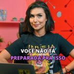 Nathalia Arcuri Instagram - MULHERES DE TODO BRASIL, REPITAM COMIGO: Eu sou incrível, dona da minha vida, dona do meu próprio negócio, tenho apoio de quem quer me apoiar e, se eu não sei, eu aprendo! 🗣️ Empreender no Brasil é um desafio diário. E, se você é mulher, esse desafio aumenta. A mulher empreendedora já enfrenta, naturalmente, mais obstáculos que os homens empreendedores. E, além disso, tem que responder perguntas indelicadas e ouvir opinião que não pediu e que têm a ver apenas com o fato dela ser mulher! “Mas se ficarem enchendo o saco é só mandar todo mundo pra aquele lugar, Nath 🗣️” Olha, não é como se isso resolvesse nossos problemas (dá uma aliviada). Mas a questão aqui é que não somos obrigadas a ficar ouvindo esse tipo de frase ou questionamento recheados de preconceito. Enfrentamos, muitas vezes, uma jornada quádrupla ao termos que nos dividir entre: cuidar da casa, da família, de nós mesmas e do nosso negócio. E é importante lembrar que muitas mulheres empreendem não só pra ter sua autonomia financeira, mas também pra sair de relacionamentos abusivos ou sustentar sua família. Segundo o SEBRAE, em 2022, nós mulheres representamos 34,4% dos negócios do país. Desse número, leia-se: empregos gerados, projetos que ajudam a sociedade e inovação no mercado (mesmo dedicando 17% menos horas da jornada pra isso por conta de todas as responsabilidades da jornada quádrupla). Os dados são animadores. Cada vez mais a mulher está conquistando seu próprio espaço, mas, em contrapartida, ainda levaremos, em média, 300 anos* para atingir a igualdade entre os gêneros*. O que nos resta é não repetir esse tipo de discurso como os que eu trouxe aqui no post e sim ser mais grato por tantas mulheres que nos permitiram evoluir como seres humanos. A jornada do empreendedorismo é marcada por altos e baixos, mas é a resiliência das mulheres que a torna verdadeiramente extraordinária. 💪 *António Guterres, secretário-geral da ONU em reunião da comissão das Nações Unidas sobre a situação da mulher, em Nova Iorque (2023).