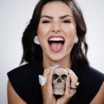 Nathalia Arcuri Instagram - 3 formas simples de alimentar a sua caixinha do CONHECIMENTO: 1️⃣ Crie uma rotina de atualização confortável pra você! Você gosta de ler, de consumir vídeos ou podcasts? Escolha boas e variadas fontes de informação e que sejam fáceis de incluir na sua rotina, no mínimo 30 minutos do seu dia. 2️⃣ Faça perguntas! Pergunte o que quer saber, para tudo e todos que possam esclarecer a sua dúvida (sempre com respeito, obviamente). Ao contrário do que foi pregado durante muito tempo, ignorante não é quem diz que não sabe sobre um assunto ao fazer perguntas, mas quem continua na ignorância por orgulho ou por medo de perguntar do que se trata. Fazer perguntas pode expandir muito os seus horizontes, EXPERIMENTE! 3️⃣ Compartilhe o que você sabe! Você não precisa ser um professor para poder ensinar. Converse com o seu círculo de amigos, família e trabalho e puxe um papo sobre assuntos que você considera interessante e explique o que você aprendeu com eles. Dessa maneira, você reforça aquele conteúdo e ainda passa adiante. Só buscando o CONHECIMENTO e QUESTIONANDO aquilo que estamos consumindo, é que somos capazes de ter clareza sobre fatos para formar uma opinião sobre qualquer coisa! Alimente a caixinha do CONHECIMENTO! O conhecimento LIBERTA! Compartilha essas dicas com alguém que é especial na sua vida!💜 — 📸 fotógrafo: @claudiobelli ✨stylist: @tatis.teixeira