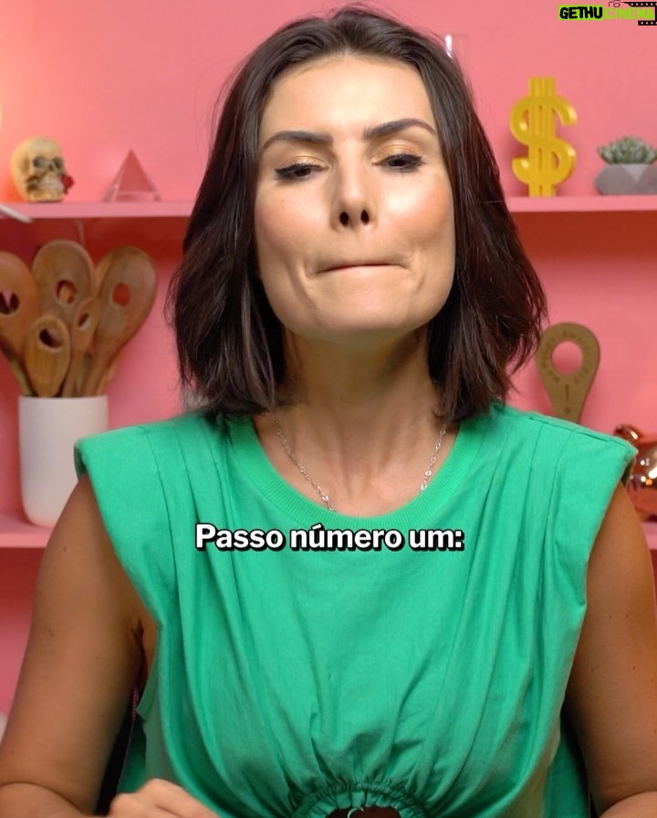 Nathalia Arcuri Instagram - Na riqueza e na pobreza até que a morte os separe? SERÁ? Ou o dinheiro separa antes? O papo é reto: desf*da a sua vida financeira pra não f*der suas relações, seja como casal, amigo ou até mesmo no trabalho. E isso não é só em relação a administração do uso da sua grana não. Cuidar do dinheiro também está relacionado com a forma como abordamos esse assunto com quem tá do nosso lado. Se planejar e tornar dinheiro pauta das conversas em família e entre amigos faz com que a gente esteja preparado pra qualquer situação (em vida e até mesmo em morte). E, claro, falando sobre dinheiro, a gente pode aprender muito com a experiência do outro. No vídeo novo de hoje eu falei sobre 3 conversas difíceis que TODO MUNDO vai ter um dia sobre dinheiro. Você consegue adivinhar quais são? A primeira eu já entreguei: conversa de dinheiro entre casais. E as outras duas? Comenta aqui pra mim (ou vai descobrir no vídeo novo no link da bio 😉).