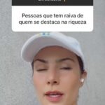 Nathalia Arcuri Instagram - A gente nunca tá preparado pra um puxão de orelha, mas é isso que faz a gente despertar! 😵 O que vocês me pedem que eu não faço, né? Há um tempo abri uma caixinha nos meus stories pra vocês me mandarem uma treta financeira que eu daria um conselho. E vocês sabem que eu não jogo conversa fora (se tem uma coisa que eu valorizo, além do meu tempo, são minhas Me Poupeiras! e meus Me Poupeiros!). Então, se prepara pra sextar com 4 verdades que podem ser difíceis de ouvir, mas que você precisa tatuar na testa urgentemente! Arrasta pro lado pra descobrir ➡️