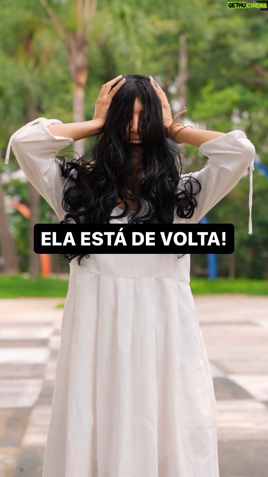 Nathalia Arcuri Instagram - Comenta ADEUS DÍVIDAS, que eu te mando o link do vídeo completo na DM. Tem uma dívida, mas não consegue pagar à vista? Respira, criatura, vou te ajudar a resolver esse assunto cabuloso. Estamos na última semana do Programa Desenrola, mais conhecida como a HORA H pra você parar de sofrer com a conta no vermelho, então prestenção nesse vídeo e nas dicas para quitar a sua dívida 👇 1️⃣ Vender algo que não precise ser reposto ou possa ser reposto depois: dá uma olhada nas opções à sua volta e veja o que pode te render uma grana, ajudando a resolver esse problema e parar de ter dor de cabeça por estar negativada ou negativado. Depois você repõe e vida que segue. 2️⃣ Parcelar com a própria instituição que está devendo: essa é uma alternativa possível, mas que precisa ser analisada friamente para que você não saia num prejuízo maior do que quando entrou. COMPARE qual seria o valor total dessa dívida com um consignado e qual seria o valor total parcelando diretamente com a empresa. 3️⃣ Usar uma parte da sua reserva de emergência: aqui eu preciso do seu comprometimento! Se for uma boa oportunidade para eliminar essa dívida e você tiver que usar toda a sua reserva, ok, mas não meça esforços em completá-la novamente. Manda pra quem precisa✈️