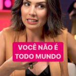 Nathalia Arcuri Instagram - Isso vai doer, mas eu preciso te falar: VOCÊ NÃO É TODO MUNDO! EU APOSTO que quando você era criança falava assim quando queria pedir pros seus pais te deixarem sair: “MAS TODO MUNDO VAIIII!” 👀 E foi exatamente AÍ que o efeito manada já tava em você e você nem sabia 😱 Momento reflexivo, porque eu tô fofa hoje: se pergunte SEMPRE se o que você tá fazendo é um desejo SEU ou das PESSOAS QUE TE CERCAM! Você quer mesmo passar férias naquele lugar que todo mundo vai? Quer mesmo sair todo final de semana? Ou quer mesmo é dar uma balanceada pra chegar no futuro e ter uma vida mais estabilizada? 💡 Aproveita o momento e marca aqui a sua amiga e amigo que precisam parar de surfar na onda dos outros! 🌊