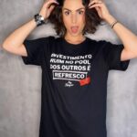 Nathalia Arcuri Instagram - Vão te vender consórcio como se fosse investimento: NÃO É. Vão te vender financiamento imobiliário como se fosse investimento: NÃO É Vão te vender CDB como se fosse uma coisa só e não houvesse pelo menos uns 100 tipos diferentes: NÃO É Vão te vender histórias pra você entrar num IPO flopado que só dará dinheiro pra quem emitiu as ações: NÃO ENTRE SEM OLHAR! Vão te dizer que títulos públicos não são bons investimentos porque eles não ganham NADA com tesouro direto: Não dê ouvidos. Os bancos pegam o seu dinheiro, enfiam nos títulos públicos e te cobram taxa por isso. Vão te dizer que título de capitalização é investimento, porque seu dinheiro rende e você pode ser sortead@: NÃO É. Vão te vender fundos de fundos, fundos DI, Fundos de ações, fundos de renda fixa com nomes bonitos e gestores renomados… mas poucos vão te dizer que a rentabilidade passada não vai se repetir no futuro. Nenhum fundo “rende” x. Os fundos podem render próximo a x. Guarde isso. Investimento ruim no Pool dos outros é refresco e só quem viveu na pele as consequências de ter sido passada pra trás por não ter conhecimento do que estava comprando sabe o que é isso. Eu não quero que você precise perder o dinheiro suado que eu perdi. Eu não quero que você seja feit@ de trouxa. Espalha esse post pra toda a sua lista do WhatsApp. Os tempos de trouxidão estão prestes a acabar. Já tem data, hora e local pra acontecer. Em breve, muito em breve vou divulgar aqui, deixa um 👍 se você quer saber antes!