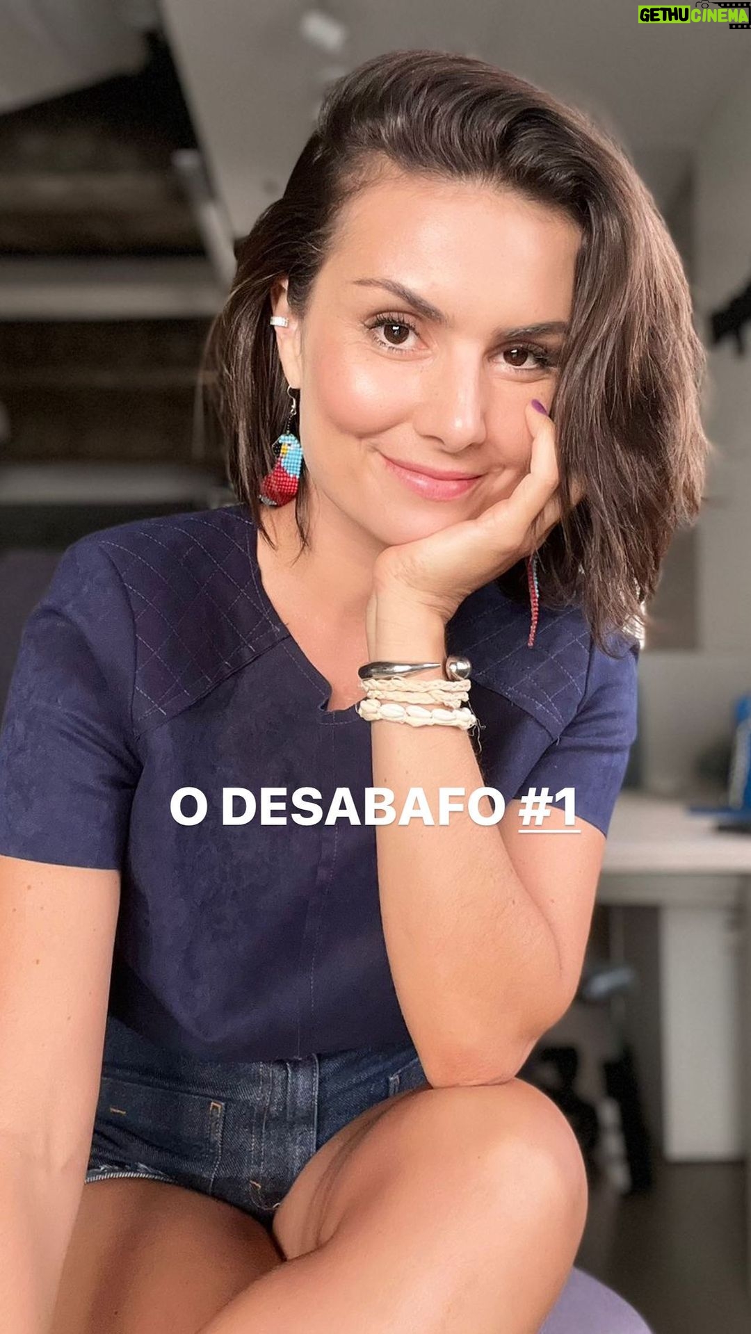 Nathalia Arcuri - 100.6K Likes - Você não viu. Mas doeu.
Eu tô pronta pra compartilhar com você o que talvez tenha sido o momento mais difícil da minha vida (até aqui). E vou fazer isso não pelos likes, mas pelo desejo genuíno de transformar a minha dor em amor e lições pra quem estiver precisando.
Eu tenho recebido tanto carinho das pessoas me incentivando e comemorando a minha “nova fase” que me senti estimulada a contar os bastidores dos últimos anos.
Eu nao gosto de falar sobre a minha vida pessoal. Eu não gosto de compartilhar a minha intimidade. Mas nesse caso eu acredito que valha a pena abrir uma excessão.
As redes sociais podem ser o veículo de liberdade pra muitos criadores de conteúdo mas elas também podem cobrar um preço alto.
Você sabe, tem gente que tira a própria vida por causa da pressão que essa exposição traz na garupa.
Mas será que dá pra se reencontrar?
Será que é possível resgatar o brilho no olho que um dia te trouxe até aqui? O tesão de criar pode ser maior que o cansaço?
Como superar as mentiras, as calúnias, as histórias fantasiosas envolvendo seu nome, as expectativas gigantes que as pessoas colocam sobre você, as frustrações de milhares de pessoas…
Eu acredito que na sua escala pessoal você esteja passando por coisas semelhantes.
Família, namorad@, colegas… E quanto mais alto você sobe, mais se destaca.
E quanto mais se destaca, mais vira alvo.
Mas saiba que quanto mais alto você sobe, mais sua luz ilumina. E você pode ser luz até mesmo pra quem vive na sombra.
Eu escolhi ser luz. Fazer o que é certo, agir de forma ética e responsável, não revidar.
Nessa série de vídeos eu vou te explicar quais foram os princípios, o que já rolou sem que você soubesse e de onde eu tirei forças pra religar meu disjuntor.
Espero que te ajude.
Essa será uma expedição interna.
Peço o respeito de todos.
Se você não quiser saber, é simples. Basta não ver.
Se não gosta desse tipo de conteúdo, basta parar de me seguir.
E se quer rivalizar, polarizar, desrespeitar também é bem fácil: arranje algo útil pra fazer e tente ajudar alguém no caminho. Faça sua vida valer a pena. Ela é a única coisa que você tem.