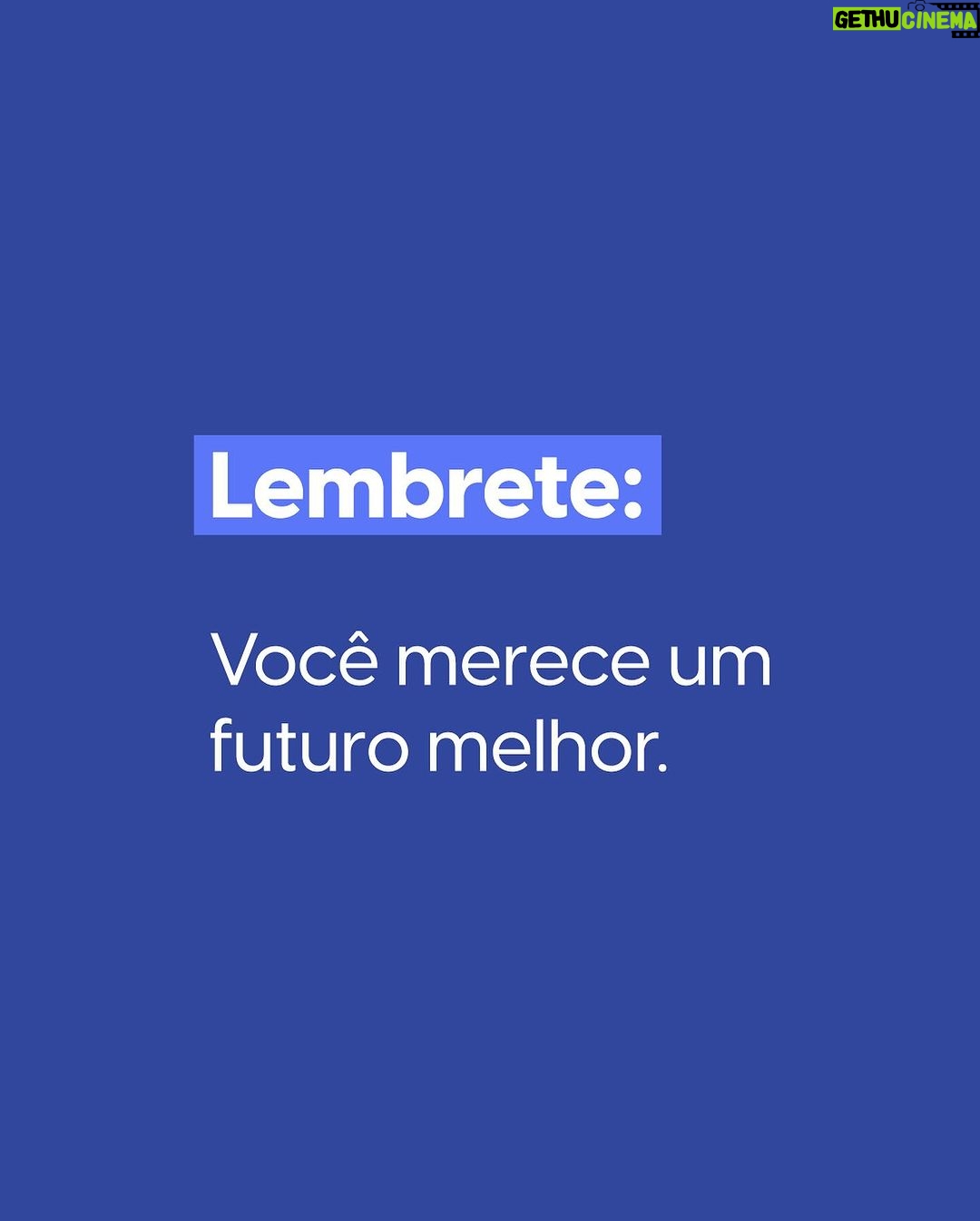 Nathalia Arcuri Instagram - Repete comigo: você merece sonhar e realizar os seus sonhos mais selvagens. Não é porque você não aprendeu com a sua família a poupar que a sua vida não pode ser diferente. Eu tô te libertando dessas amarras hoje… …você pode ir além, mas você precisa de uma estratégia pra chegar lá. Pode parecer papo de coach, mas a realidade que você quer acontece primeiro na sua mente. A gente primeiro sonha, visualiza, pra depois transformar em meta e tornar isso realidade. Faça esse exercício pra transformar a sua mente escassa em abundante e conquistar um futuro melhor porque VOCÊ MERECE: Entenda qual a ordem dos seus valores e coloca no papel: liberdade, segurança, autoridade e status; Aceite o seu hoje, mas na intenção de melhorar e crescer; Tenha metas alinhadas aos seus valores; Defina suas prioridades e comece de pouco a pouco; Estabeleça pequenas vitórias conquistadas pelas metas. E lembre-se, você pode estar num momento de escassez ou ter crescido com ela, mas isso não te impede de sonhar com mais. É um direito seu ser feliz, conquistar seu lugar no mundo e ter grana no bolso! Marcar alguém que precisa saber que liberdade financeira também é para ela.