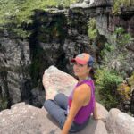 Nathalia Arcuri Instagram - Ainda dá tempo de um #tbt? Me apaixonei pela Bahia e pela Chapada Diamantina. Foram 3 dias explorando o Vale do Pati e no último chegamos ao Vale do Cachoeirão (as fotos acima), um dos pontos clássicos do trekking do Vale do Pati. É um penhasco de 300 metros de altura e você se sente um grãozinho de areia diante da imensidão dos paredões. 3 ingredientes ESSENCIAIS pra viver essa aventura: - Muita disposição, preparo físico e mental - Coragem, respeitando os limites para você não correr riscos desnecessários - Um guia incrível, como o @beja_guia.chapadadiamantina E eu não vou parar, quero mais trilhas e mais natureza nos meus planos, então já comenta aqui pra mim qual outro lugar do Brasil que eu deveria colocar na minha lista? Vale do Pati - Chapada Diamantina
