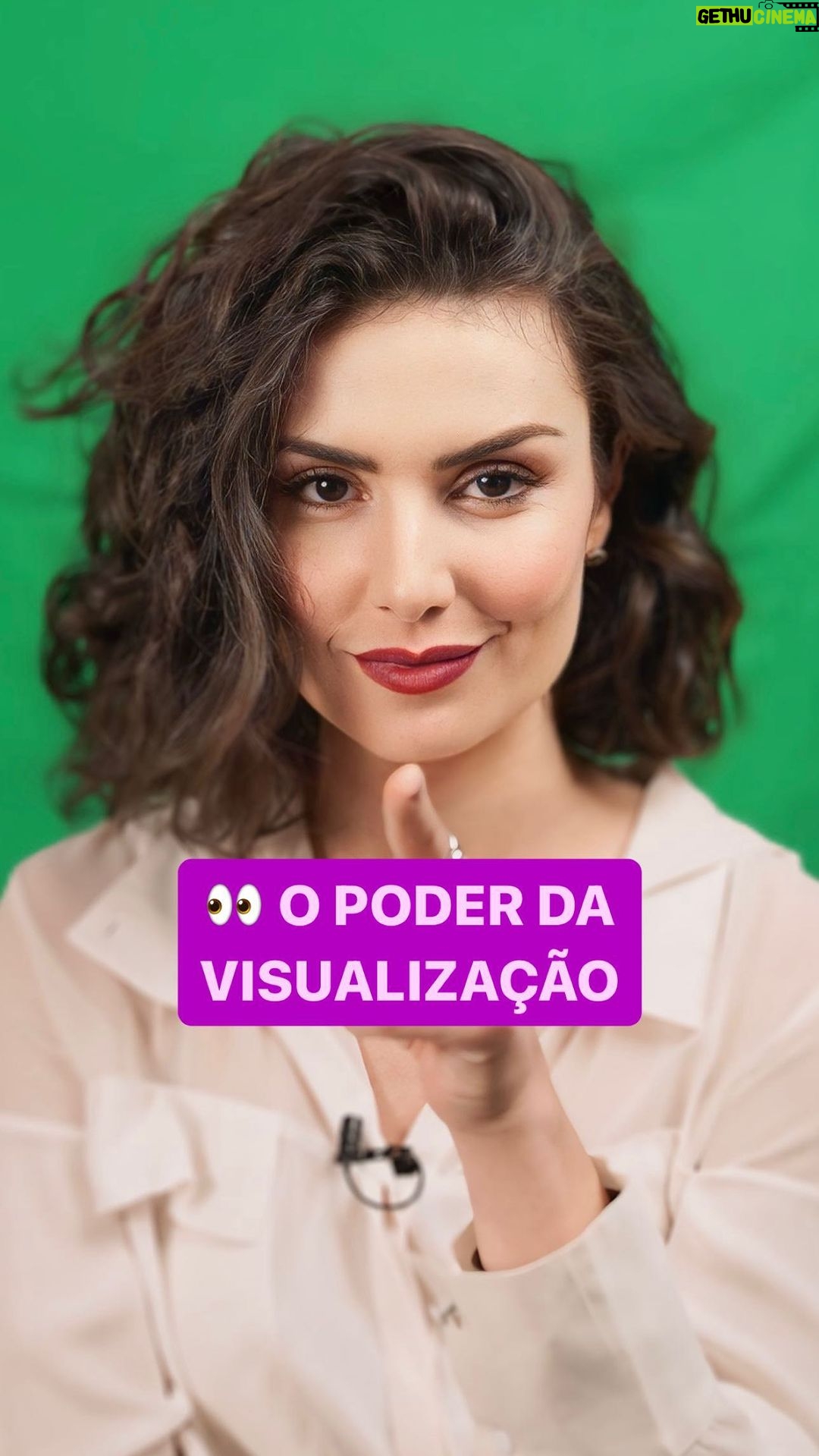 Nathalia Arcuri Instagram - Essa semana eu revelei aqui os 3 segredos das mentes milionárias. Você viu? Se não, eu conto aqui 👇 1) Foco na realização pessoal; 2) Assumir as próprias responsabilidades; 3) Ter visão de futuro. Todos esses pontos são extremamente importantes pra você que quer sentir o sabor da leveza financeira. Mas visualizar o futuro é um dos principais meios pra começar a jornada pela riqueza. Quando a gente se possibilita enxergar o futuro, começamos a traçar metas e caminhos que nos levam até os nossos objetivos. Dito isso, eu bato sempre na tecla que OLHAR PRO FUTURO não é só ver o resultado, mas é também OLHAR PRO PROCESSO. Lembre-se: pra alcançar o seu objetivo você precisa abrir o olho pro seu momento presente. Claro que não dá pra prever o que vai acontecer, mas a questão aqui é toda voltada pro planejamento (e esse é o exercício que eu te proponho). Comece anotando no papel todos os seus sonhos, como alcançá-los, quanto você precisaria, em quanto tempo e quem te ajudaria a chegar lá. A visualização começa assim. “Mas, Nath, não tem uma forma ainda mais fácil de fazer isso, não?” Claro que tem e tá no link da minha bio, de graça. Tem gente que diz que o ano só começa depois do Carnaval, então aproveita pra fazer seu Planner Financeiro 2024 com o material que o meu time preparou pra você e visualize seu futuro a partir de hoje!