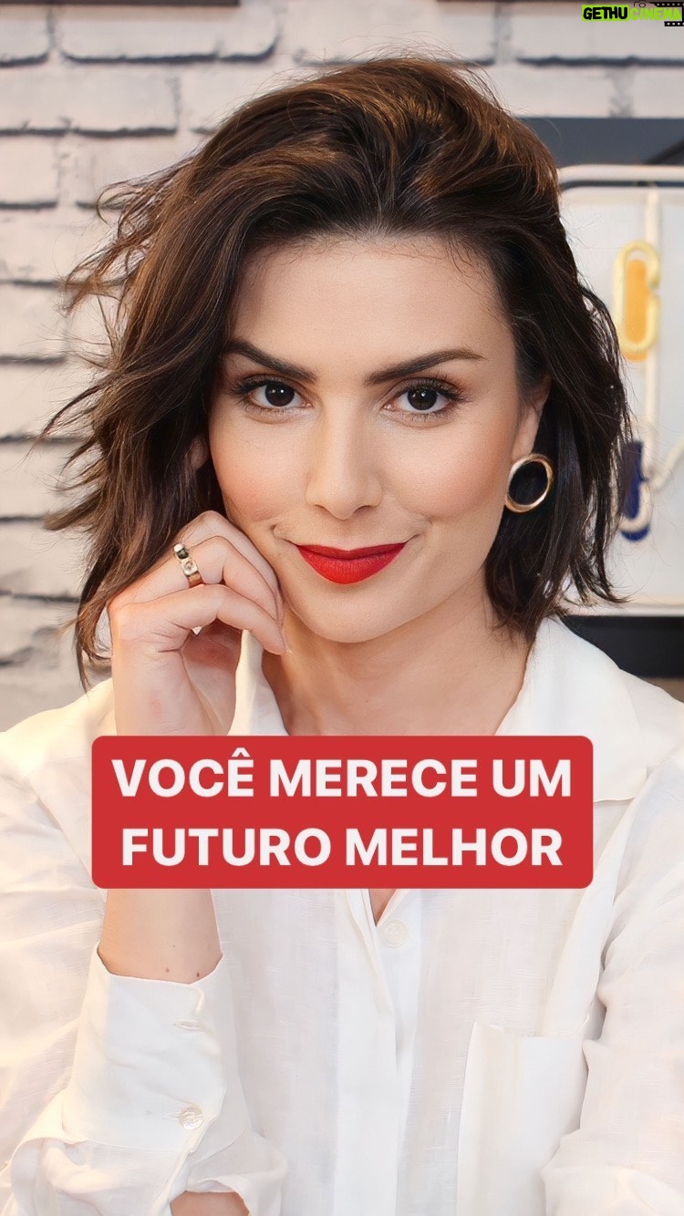 Nathalia Arcuri Instagram - Assiste até o fim, depois lê aqui. Não espere pela próxima segunda-feira, pelo próximo mês ou pelo próximo ano para começar. O seu futuro é consequência das decisões que você toma HOJE! Agora você pode seguir rolando o feed e ignorar esse vídeo ou tomar uma atitude e começar a agir de uma forma diferente, fazendo as escolhas que o seu EU do futuro vai querer te abraçar e te agradecer por ter feito. Se você estava precisando de coragem ou de um empurrão pra sacrificar alguma coisa agora e colher os resultados no futuro, vim te lembrar que se você nem tentar, não terá chance de que dê certo. Manda esse vídeo pra quem você ama e precisa desse chacoalhão pra começar HOJE a fazer diferente 💜