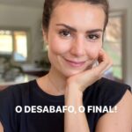 Nathalia Arcuri Instagram - O dia em que eu despertei e decidi mudar. É o último capítulo, mas o início de tudo. Quando eu dizia “na hora certa vocês vão saber o que aconteceu” era sobre esse último capítulo que eu estava falando. Eu escrevi essa mensagem lida no vídeo no dia 21 de fevereiro de 2023. Fui eu quem a escreveu mas era como se não tivesse saído da minha cabeça. As palavras falavam comigo me chamando para uma mudança radical, como se fosse o chamado a uma nova aventura no estilo Joseph Campbell. Tive medo de mudar tudo. Tive medo de perder tudo. E quando eu assumi que eu já tinha perdido, tudo ficou mais fácil. A leveza que eu tanto buscava já estava dentro de mim mas eu não tinha coragem de deixá-la tomar conta das minhas ações. Até que eu me rendi. Entreguei os pontos e comecei a viver a vida que eu queria de verdade. Comecei a viajar mais, dançar mais, cantar mais, curtir mais a vida, doar mais, impor mais limites, pegar mais leve e me desfiz de quase tudo que não fazia mais sentido pra minha vida, por mais apegada que eu estivesse àquelas certezas. Parei de comer carne, sai do dia a dia da minha própria empresa, terminei meu casamento, tirei pessoas que faziam mal ao meu negócio e não compartilhavam dos mesmos valores que eu, fiz novos amigos, me aproximei de pessoas que eu conhecia mas não tinha intimidade, me reapaixonei pelo meu negócio e por criar conteúdo, me enfiei em conselhos filantrópicos, passei a olhar mais nos olhos e menos nas telas. Neguei convites bacanas de pessoas legais mas que não cabem na minha vida. Parei de dar entrevistas pra quem eu não quero. Dei festas, pulei carnaval, beijei, me apaixonei e desapaixonei, comecei um livro novo, dirigi mil quilômetros sozinha, troquei de casa, virei amiga do meu ex e reforcei meus laços de amizade com as minhas irmãs e com os meus pais… surfei, caminhei, escalei. Visitei aldeias, chorei, me emocionei diante da beleza da natureza e da sabedoria dos povos originários. Continua nos comentários👇