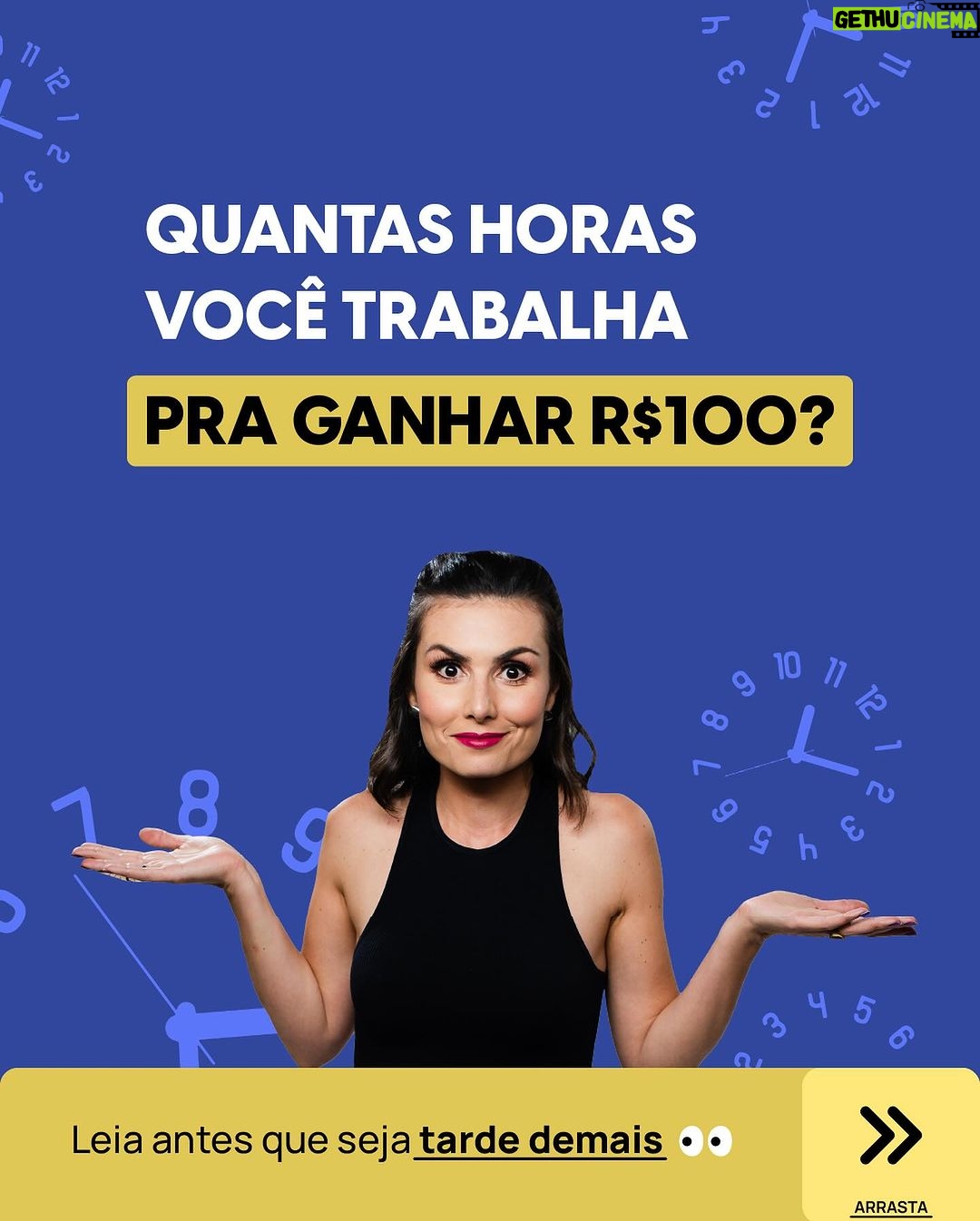 Nathalia Arcuri Instagram - Se você for parar pra pensar, o dinheiro só é valioso porque o custo dele é o SEU TEMPO. A sua VIDA. Profundo, né? Eu sei, mas é a realidade pra gente colocar a cachola pra pensar em como agimos com nosso dinheiro. Por isso, a técnica que eu criei do custo 100 é muito importante pra você entender o VALOR REAL de tudo o que você consome. O custo 100 serve pra entender quanto tempo você precisa trabalhar pra ganhar R$100. “Mas, Nath, eu já sei o custo da minha hora, pra que saber de R$100?” Porque o chicote na sua b*nda vai ser mais forte tendo uma visão maior de valor, criatura 🤯 1º) Pra começar, saiba o valor total da sua renda. Se for autônomo, faça a média dos 3 últimos meses de ganho. Se for CLT, dá uma olhadinha no seu contracheque com os impostos já descontados. 2º) Arrasta pro lado pra ver como é fácil fazer esse cálculo com a minha fórmula mágica. Tem até exemplo prático nesse post. Descobriu quantas horas você tem que suar seu sovaco pra ganhar R$100? Então, da próxima vez que for comprar qualquer coisa, primeiro verifique a regra do QUE-ME-PRE-PO-DE pra saber se vale a pena ou não desembolsar um ou mais peixinhos 👀
