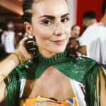 Nathalia Arcuri Instagram - Pulei. Dancei. Macetei. Chorei. Agradeci e fui agradecida. Da corda ao camarote. Na celebração da vida. Milhões de pessoas com sorriso no rosto e cintura solta. Um impressionante mar coreografado contagiante. Da Barra à Ondina. Num circuito elétrico de emoções e alegria. Fiz amigos e amigas. No calor do barril de energia. Mirei na folia e acertei no carnaval da minha vida. Obrigada, Bahia. Que comecem os trabalhos para que você possa também viver todos os carnavais da sua vida com dinheiro investido e boletos pagos. O Bloco da Desfudência vai passar pela avenida. Nas fotos: 1- @camexpresso2222 logo após o Trio da inesquecível e maravilhosa @claudialeitte que entregou tudo e mais um pouco. 2- Mar coreografado de pura beleza. 3- @patriciaellenbr a guerreira da descarbonização, musa da sustentabilidade. 4- @annatellesoficial mepoupeira ícone da Desfudência. De moradora de rua à empreendedora milionária aprendendo de graça nos meus vídeos do YouTube. (Orgulho extremo) 5- @nossosquadrigemeos @fernandorosa_ Aluno Mepoupeiro que deu conta junto à esposa de quadrigêmeos e hoje tá mais rico do que nunca de amor e dinheiro. 6- Meu lado festeiro-apaixonada por samba e axé ganhando vida e fazendo valer a academia. Kkk 7- Aquele pôr do Sol inesquecível na Barra ❤️ 8- A bailarina improvisada agradecendo a audiência 9- Deixo pra você a legenda da última foto. Pra mim ela representa o Brasil que nós podemos ser. Afetuoso, alegre, unido (e como kkkk), organizado, seguro, democrático, potente, diverso, acolhedor e que caminha junto celebrando cada passo. Carnaval de Salvador