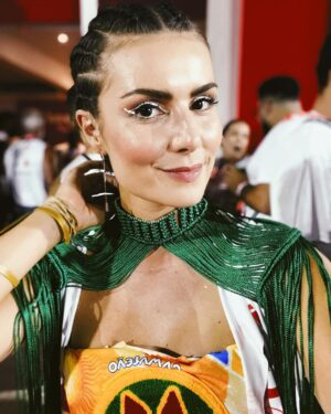 Nathalia Arcuri Instagram - Pulei. 
Dancei. 
Macetei. 
Chorei. 
Agradeci e fui agradecida. 
Da corda ao camarote. 
Na celebração da vida. 
Milhões de pessoas com sorriso no rosto e cintura solta. 
Um impressionante mar coreografado contagiante. 
Da Barra à Ondina. 
Num circuito elétrico de emoções e alegria. 
Fiz amigos e amigas. 
No calor do barril de energia. 
Mirei na folia e acertei no carnaval da minha vida. 

Obrigada, Bahia. 

Que comecem os trabalhos para que você possa também viver todos os carnavais da sua vida com dinheiro investido e boletos pagos. 
O Bloco da Desfudência vai passar pela avenida. 

Nas fotos: 
1- @camexpresso2222 logo após o Trio da inesquecível e maravilhosa @claudialeitte que entregou tudo e mais um pouco. 
2- Mar coreografado de pura beleza. 
3- @patriciaellenbr a guerreira da descarbonização, musa da sustentabilidade. 
4-  @annatellesoficial mepoupeira ícone da Desfudência. De moradora de rua à empreendedora milionária aprendendo de graça nos meus vídeos do YouTube. (Orgulho extremo) 
5- @nossosquadrigemeos @fernandorosa_ Aluno Mepoupeiro que deu conta junto à esposa de quadrigêmeos e hoje tá mais rico do que nunca de amor e dinheiro. 
6- Meu lado festeiro-apaixonada por samba e axé  ganhando vida e fazendo valer a academia. Kkk 
7- Aquele pôr do Sol inesquecível na Barra ❤️
8- A bailarina improvisada agradecendo a audiência 
9- Deixo pra você a legenda da última foto. Pra mim ela representa o Brasil que nós podemos ser. Afetuoso, alegre, unido (e como kkkk), organizado, seguro, democrático, potente, diverso, acolhedor e que caminha junto celebrando cada passo.