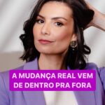 Nathalia Arcuri Instagram - Pra que uma mudança aconteça em alguém, ela PRECISA partir da própria pessoa. Não adianta “enfiar goela abaixo” ideias, vontades e até mesmo conhecimento se o outro não está interessado naquilo no momento. Quando a gente aprende algo novo, estamos na nossa fase de aceitar novas ideias e evoluir. Leia-se EVOLUÇÃO como parte fundamental desse processo. Cada um tem seu próprio tempo para desenvolver a maturidade social e financeira. E, no momento certo, cada pessoa vai ter seu próprio despertar. Eu sei, Me Poupeiras! e Me Poupeiros!, a vontade de passar pra frente tudo que vocês aprendem por aqui é enorme, né? Mas tenham paciência, entendam o momento do outro e plantem a sementinha do conhecimento aos poucos 💜 Marque aqui quem precisa ler essa mensagem 👇
