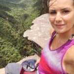 Nathalia Arcuri Instagram - Coloque na sua lista de belezas pra ver e fazer antes de partir👇 1- Penhasco do Cachoeirão no Vale do Pati 2- Gruta do Castelo no Vale do Pati 3- Carão de quem subiu 1 Km de pedra kkkk 4- Banho no Rio Preto no Aleixo 5- Cantar parabéns acampada às margens do 21 na Chapada 6- Poço na trilha do Cachoeirão com muito tanino 7- Tomar banho (com sabonete de argila) no filete do 21 (depois eu mostro como estava no dia seguinte após um dilúvio na madrugada) 8- Comemorar as vitórias com seu guia parceiro de trilha que virou seu amigo no caminho @beja_guia.chapadadiamantina Alívio aventureiro nos feeds carnavalescos. Manda pra quem tem coragem de ir com você nessa aventura! Vale Do Capão - Chapada Diamantina