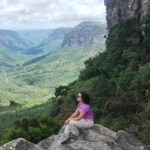 Nathalia Arcuri Instagram - Vale do Pati, dia 2 de 3. O que o Pati te ensina: - Descobrir a beleza da simplicidade e como podemos encontrar conforto mesmo em condições modestas, valorizando os pequenos detalhes que nos cercam. - Aprender a lidar com contratempos e continuar avançando, mesmo quando as trilhas parecem íngremes e os obstáculos parecem intransponíveis. - Reconhecer nossa interdependência com a natureza e como somos humildes diante da vastidão e da grandiosidade que nos cerca. - Aprender sobre nossos próprios limites e capacidades, descobrindo que, muitas vezes, somos mais fortes e resilientes do que imaginamos. - Aceitar a necessidade de descanso e autocuidado, criando uma relação de gentileza consigo mesmo, sem julgamentos. - Valorizar as pequenas coisas da vida, como água limpa que sacia nossa sede, o ar fresco que revitaliza nossos pulmões e as paisagens deslumbrantes que alimentam nossa alma. - Aprender a estar presente no momento e desfrutar da experiência, absorvendo cada detalhe do cenário que nos rodeia. A natureza tem o poder de nos ensinar, inspirar e nos transformar em seres humanos melhores, basta você aceitar 💜🌿 — Meu guia: @beja_guia.chapadadiamantina Morro do Castelo - Vale do Pati - Chapada Diamantina