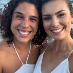 Nathalia Arcuri Instagram - Esse vídeo é uma abraço quentinho💜 Essa é a @tatianaobur, uma Me Poupeira! que me encontrou lá em Salvador e compartilhou comigo a história dela, me emocionei numa intensidade que não dá pra explicar. Ela me segue desde 2018, aprendeu muito com o canal, tomou coragem e com apenas 6 meses de salário, ela investiu no primeiro CDB. A própria família não acreditou, disseram que ela ia perder tudo… Mas o resultado foi: ela largou o cargo de funcionária pública e tá tranquila descobrindo o próximo passo da própria vida porque o dinheiro tá rendendo dividendos e cuidando dela. O primeiro passo pra realização dos seus objetivos é a força de vontade atrelada aos estudos. A Tati é a prova viva de que isso é verdade. Lógico, vale a ressalva: cada vida é única e cada um tem seu próprio tempo pra evoluir e alcançar suas metas. Mas é preciso ter disciplina, organização e determinação sobre o que você quer. Lembra dos 4 F’s da riqueza? 👉Foco, em você 👉Força, pra continuar 👉Fé, pra nunca desistir 👉F*da-se, pra quem não acredita em você Quando criei a Jornada da Desfudência, meu objetivo era ver vidas como a da Tatiana transformadas, mulheres independentes e donas do próprio futuro. A jornada impactou a vida de muitas pessoas, mas ainda estava longe do meu sonho inicial de tornar esse conhecimento acessível a milhões. Mas assim como tudo, eu sabia que era uma questão de tempo e disciplina pra que esse sonho virasse meta e, então, uma realidade acessível para todos. E vai ser, logo mais 💜 É por cada vida transformada que tudo vale a pena.