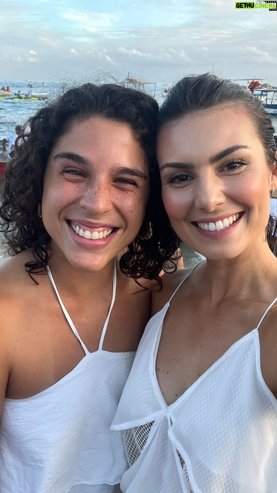 Nathalia Arcuri Instagram - Esse vídeo é uma abraço quentinho💜 Essa é a @tatianaobur, uma Me Poupeira! que me encontrou lá em Salvador e compartilhou comigo a história dela, me emocionei numa intensidade que não dá pra explicar. Ela me segue desde 2018, aprendeu muito com o canal, tomou coragem e com apenas 6 meses de salário, ela investiu no primeiro CDB. A própria família não acreditou, disseram que ela ia perder tudo… Mas o resultado foi: ela largou o cargo de funcionária pública e tá tranquila descobrindo o próximo passo da própria vida porque o dinheiro tá rendendo dividendos e cuidando dela. O primeiro passo pra realização dos seus objetivos é a força de vontade atrelada aos estudos. A Tati é a prova viva de que isso é verdade. Lógico, vale a ressalva: cada vida é única e cada um tem seu próprio tempo pra evoluir e alcançar suas metas. Mas é preciso ter disciplina, organização e determinação sobre o que você quer. Lembra dos 4 F’s da riqueza? 👉Foco, em você 👉Força, pra continuar 👉Fé, pra nunca desistir 👉F*da-se, pra quem não acredita em você Quando criei a Jornada da Desfudência, meu objetivo era ver vidas como a da Tatiana transformadas, mulheres independentes e donas do próprio futuro. A jornada impactou a vida de muitas pessoas, mas ainda estava longe do meu sonho inicial de tornar esse conhecimento acessível a milhões. Mas assim como tudo, eu sabia que era uma questão de tempo e disciplina pra que esse sonho virasse meta e, então, uma realidade acessível para todos. E vai ser, logo mais 💜 É por cada vida transformada que tudo vale a pena.
