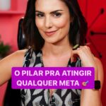 Nathalia Arcuri Instagram – Na minha jornada em busca de enfiar a magia dos juros compostos na cabeça das pessoas me deparei com alguns comportamentos “estranhos”, veja se algum deles te ocorre:
1 – AS PESSOAS ACHAM QUE É INVENÇÃO, ainda que a matemática prove o contrário e que elas estejam pagando juros no cartão de crédito! (Vai entender…)
2 – AS PESSOAS DIZEM QUE O PRAZO É MUITO LONGO E QUE PODEM PERDER O DINHEIRO. Esse medo se baseia muito no confisco da poupança e outras aplicações na era Collor. Hoje as chances daquilo se repetir são praticamente nulas, já que o último que fez, foi pra rua. Além disso quando você empresta dinheiro para um Banco, deve sempre verificar se tem a garantia do FGC.
3 – AS PESSOAS LANÇAM UM OLHAR DO TIPO “TADINHA DELA, NÉ? ACREDITA EM MILAGRE!” (dessas eu corro, não adianta fazer toda a conta de novo)…
4 – AS PESSOAS SE SENTEM ENGANADAS. “Por que você me ensinaria isso? O que você vai ganhar? Cadê a câmera? É pegadinha? “. Dá vontade de dizer “sim, você está na Record!” e sair andando.
5 – AS PESSOAS SIMPLESMENTE NÃO ACREDITAM. E assim, perdem a chance de fazer mudanças extraordinárias em suas vidas. É como se elas estivessem cegas, com os olhos vendados… Parece que a gente vive num país tão ruim que boas oportunidades parecem coisa do Capeta. Não as julgo, mas gostaria que isso mudasse.
Num país em que se rouba merenda escolar é mesmo difícil acreditar que existe um tal Juro Composto, desconhecido da maioria da população, que poderia fazer por ela o que Governo nenhum fez.
Espero que você acredite nele. Os juros compostos até hoje têm sido meus melhores amigos e me ajudaram a conquistar as minhas metas mais selvagens e ele vai te ajudar também, tenho certeza.
Pra te ajudar, tem um material lindão na minha BIO, onde você vai planejar as suas metas e acompanhá-las ao longo de 2024, baixe agora e COMECE HOJE a usar a força dos juros compostos a favor da realização dos seus sonhos.