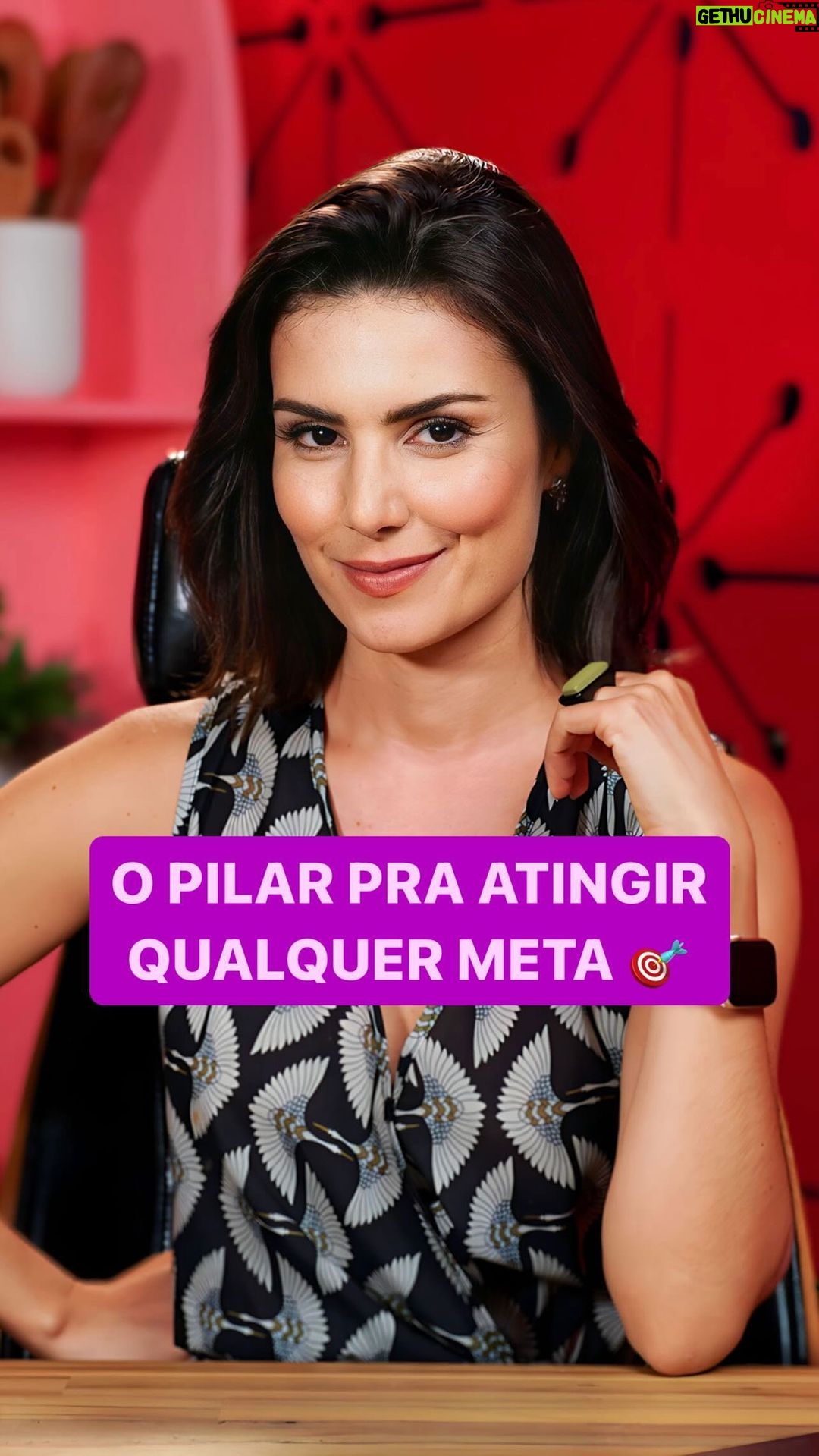 Nathalia Arcuri Instagram - Na minha jornada em busca de enfiar a magia dos juros compostos na cabeça das pessoas me deparei com alguns comportamentos “estranhos”, veja se algum deles te ocorre: 1 – AS PESSOAS ACHAM QUE É INVENÇÃO, ainda que a matemática prove o contrário e que elas estejam pagando juros no cartão de crédito! (Vai entender…) 2 – AS PESSOAS DIZEM QUE O PRAZO É MUITO LONGO E QUE PODEM PERDER O DINHEIRO. Esse medo se baseia muito no confisco da poupança e outras aplicações na era Collor. Hoje as chances daquilo se repetir são praticamente nulas, já que o último que fez, foi pra rua. Além disso quando você empresta dinheiro para um Banco, deve sempre verificar se tem a garantia do FGC. 3 – AS PESSOAS LANÇAM UM OLHAR DO TIPO “TADINHA DELA, NÉ? ACREDITA EM MILAGRE!” (dessas eu corro, não adianta fazer toda a conta de novo)… 4 – AS PESSOAS SE SENTEM ENGANADAS. “Por que você me ensinaria isso? O que você vai ganhar? Cadê a câmera? É pegadinha? “. Dá vontade de dizer “sim, você está na Record!” e sair andando. 5 – AS PESSOAS SIMPLESMENTE NÃO ACREDITAM. E assim, perdem a chance de fazer mudanças extraordinárias em suas vidas. É como se elas estivessem cegas, com os olhos vendados… Parece que a gente vive num país tão ruim que boas oportunidades parecem coisa do Capeta. Não as julgo, mas gostaria que isso mudasse. Num país em que se rouba merenda escolar é mesmo difícil acreditar que existe um tal Juro Composto, desconhecido da maioria da população, que poderia fazer por ela o que Governo nenhum fez. Espero que você acredite nele. Os juros compostos até hoje têm sido meus melhores amigos e me ajudaram a conquistar as minhas metas mais selvagens e ele vai te ajudar também, tenho certeza. Pra te ajudar, tem um material lindão na minha BIO, onde você vai planejar as suas metas e acompanhá-las ao longo de 2024, baixe agora e COMECE HOJE a usar a força dos juros compostos a favor da realização dos seus sonhos.